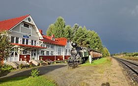 Junamajoitus Tuuri Train Station